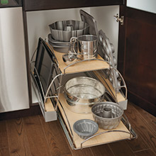 Pots and pans pull out cabinet for functional baking area